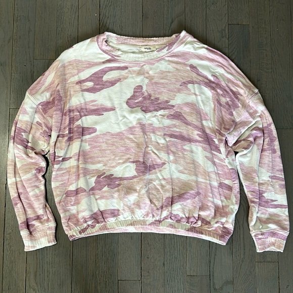 Splendid Sweaters - Splendid XS Pink Camo Print Long Sleeve Pullover Sweater